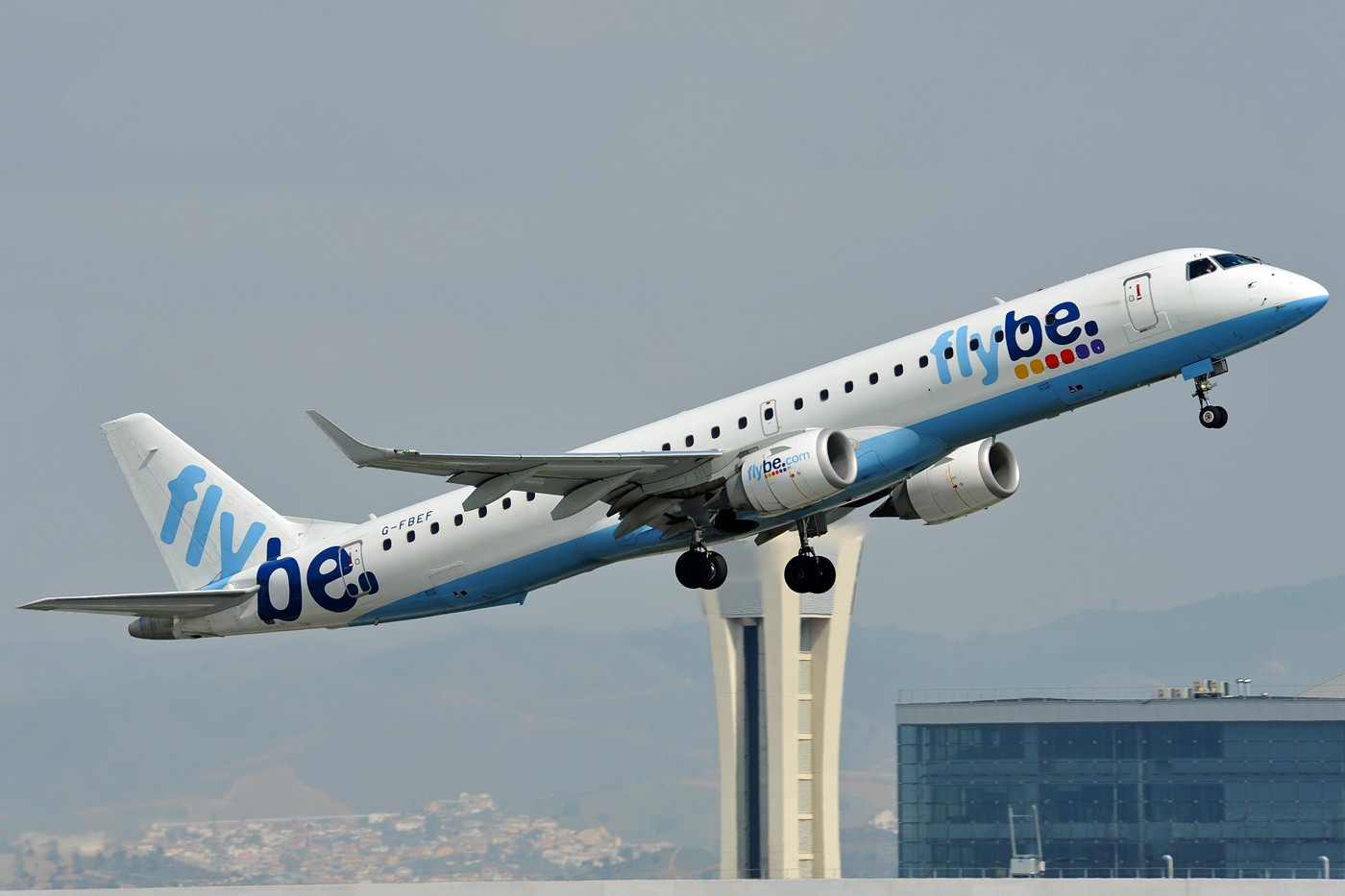 突发,客机突然故障直冲地面,机头触地,载有82名乘客