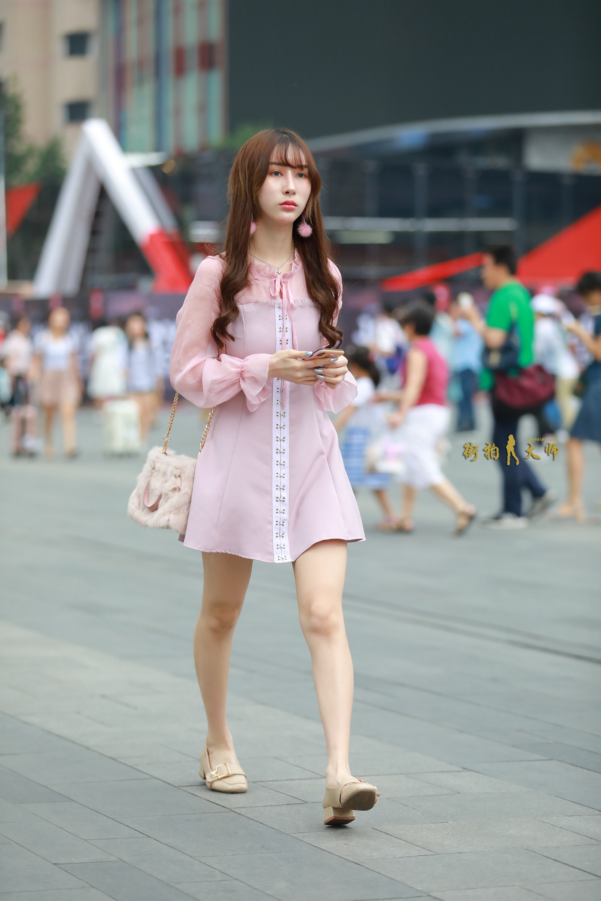 街拍;黑色衬衣百褶裙,爱笑女生更美丽