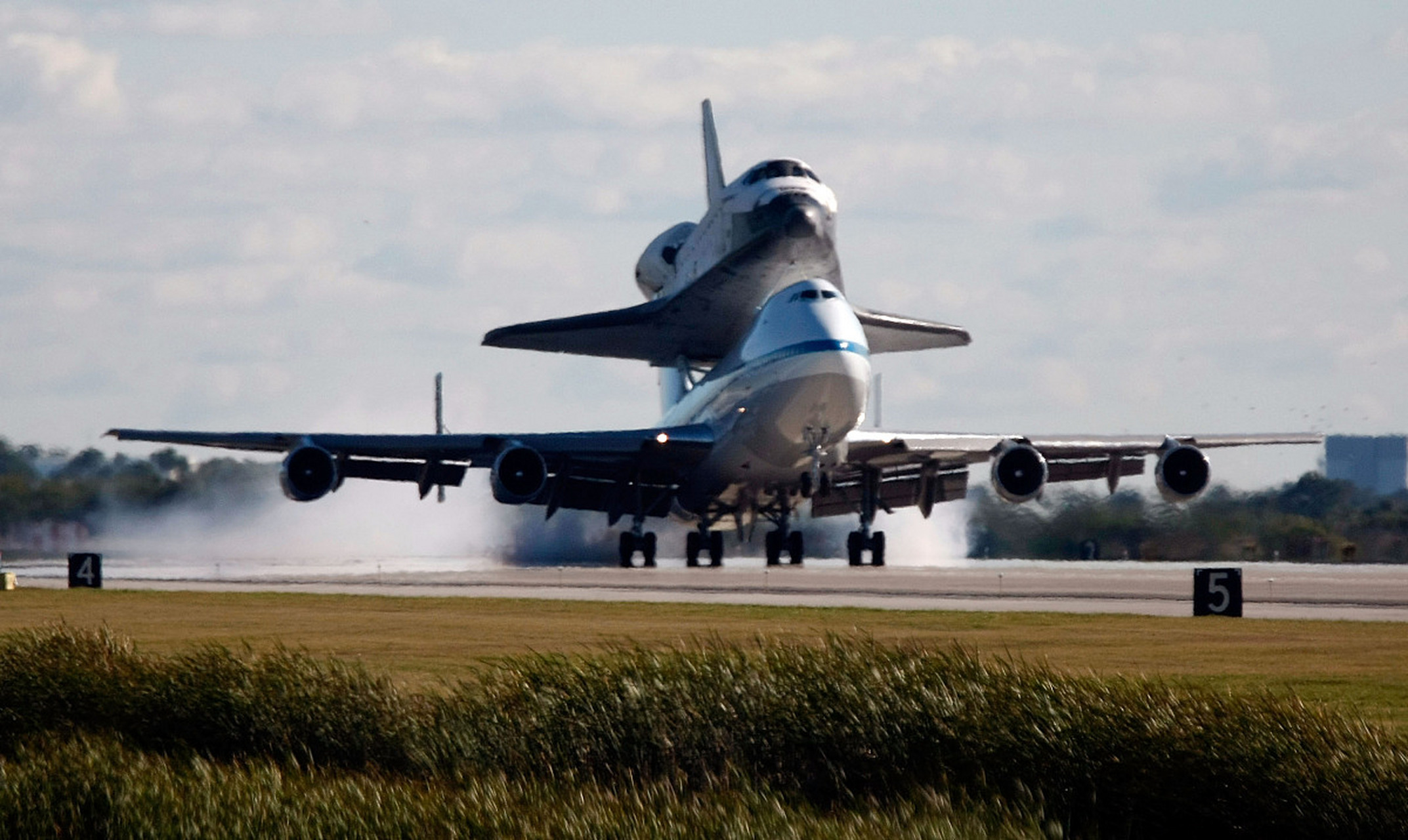 译文:超级空中堡垒),是一款由美国研制的四引擎螺旋桨战略轰炸机