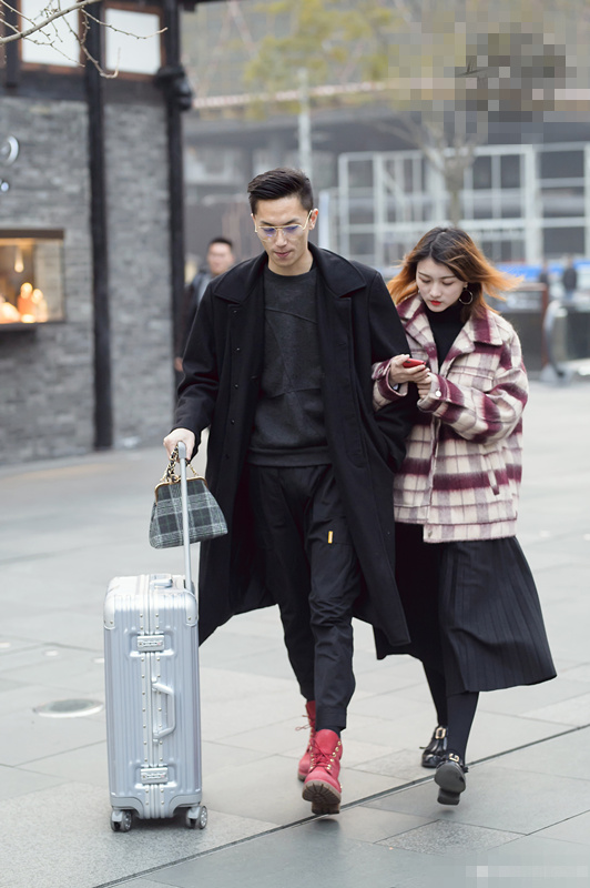 街拍上海:街头的时尚情侣,紧身裤,大长腿,这狗粮吃的心塞啊!