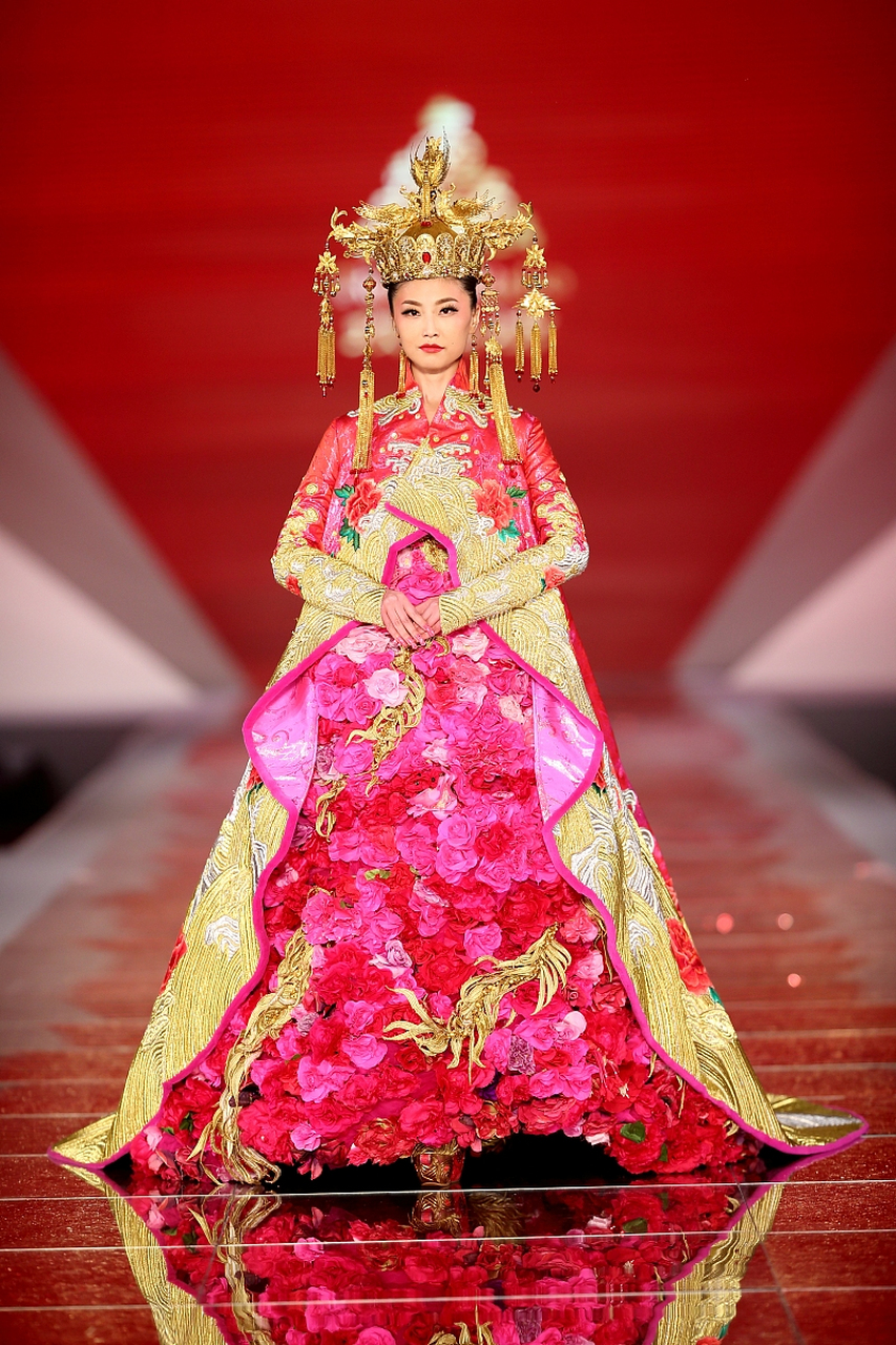 凤凰装是畲族传统民族服装,色彩艳丽,对比强烈,绣有凤凰图案.