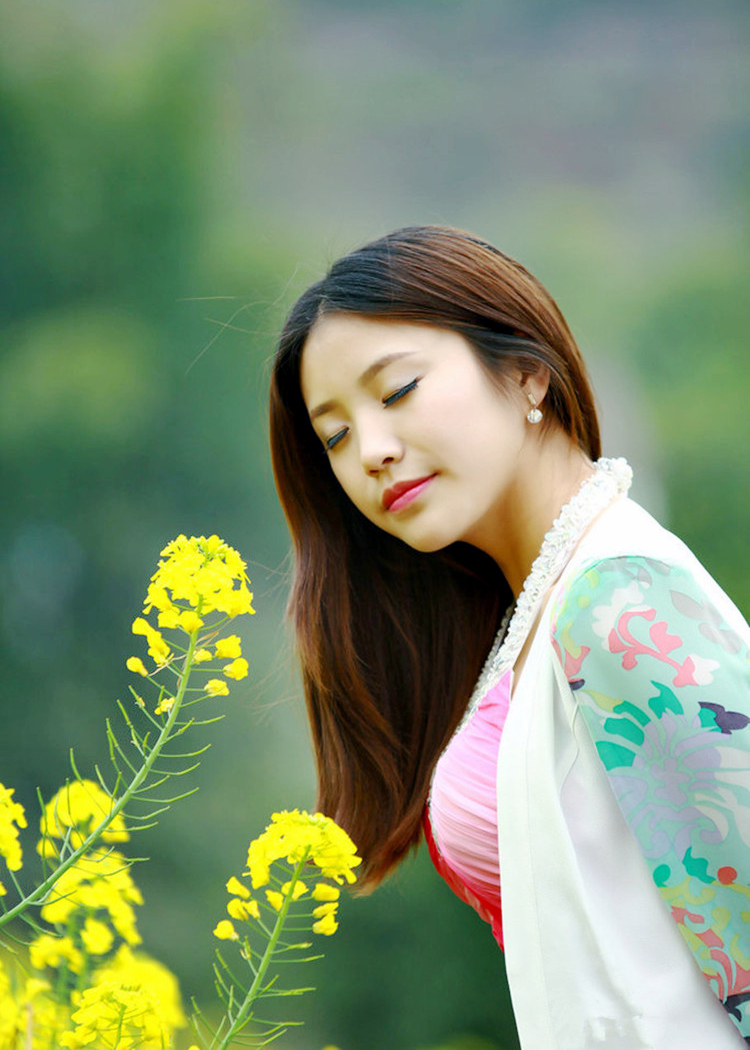 镜头下那自然清秀美的文雅美女