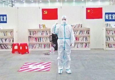 武汉90后医生:人生第一次穿着纸尿裤"庆生"