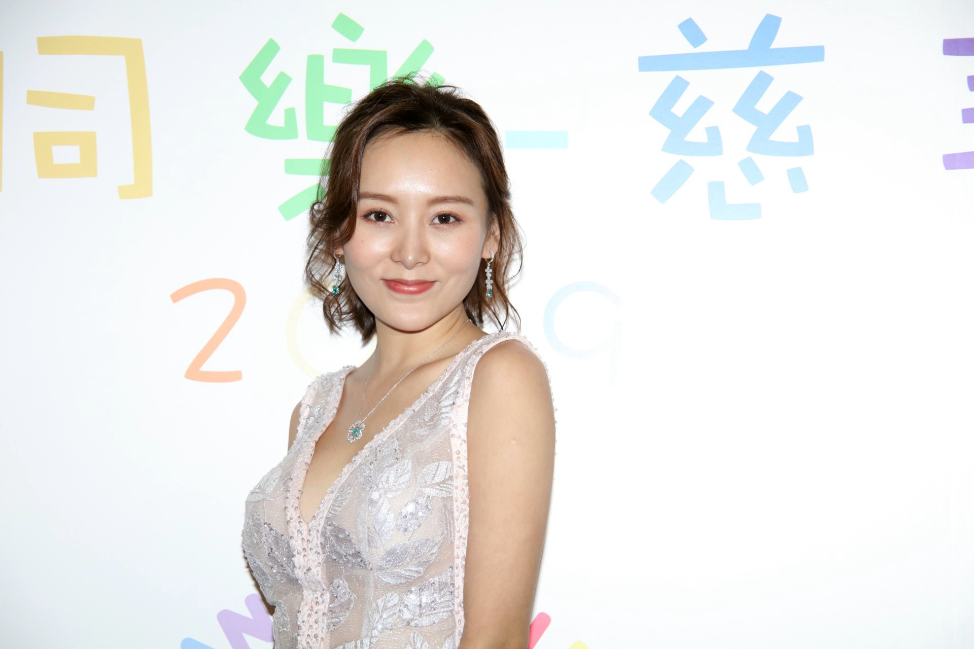 何佩瑜靓丽出席慈善晚宴,渴望组织一个家庭,直言择偶条件!