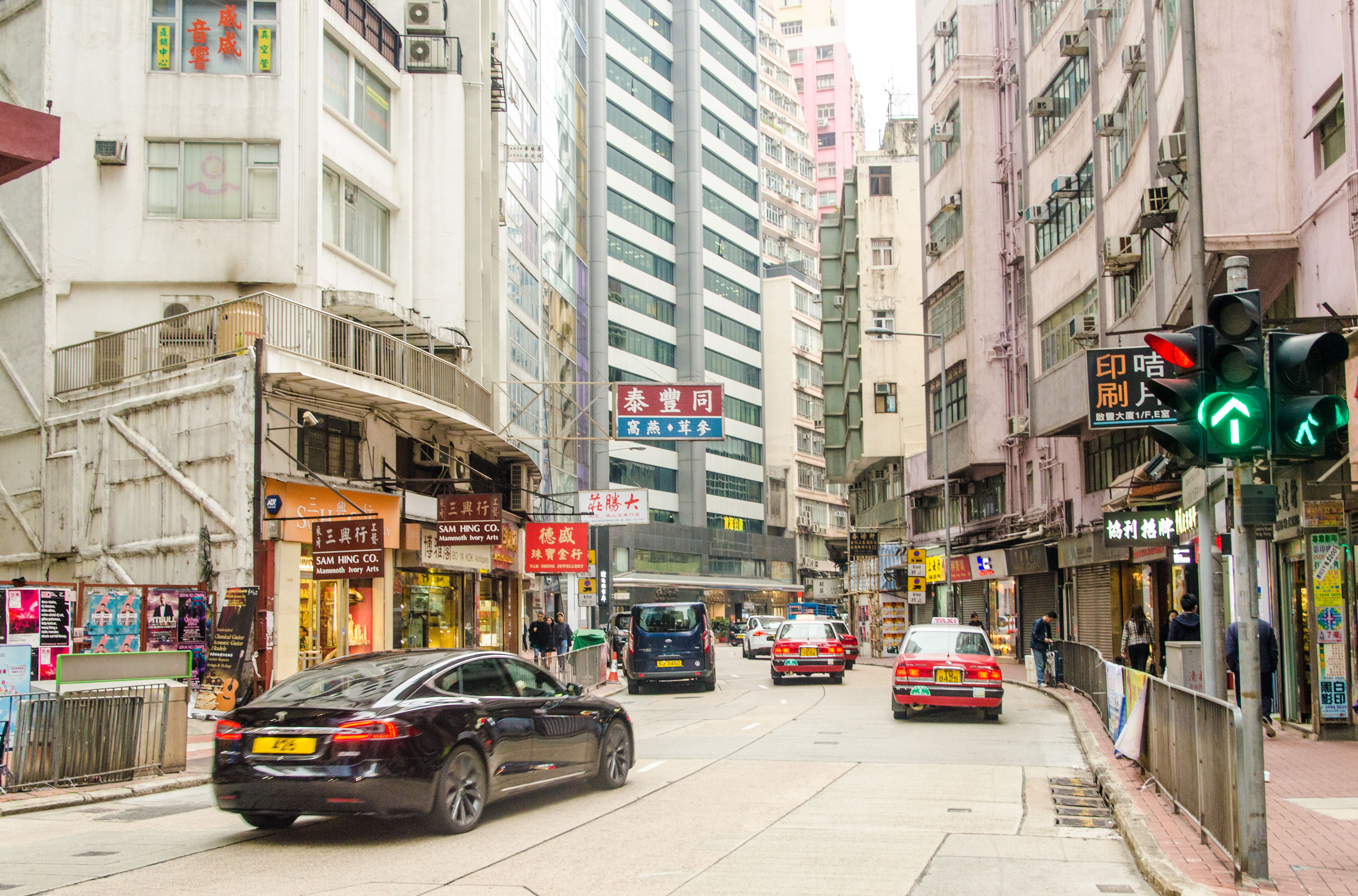 内地人第一次去香港旅游,感叹"国际知名大都市比三线城市还破"