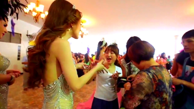 静观视界 00:13 泰国曼谷人妖表演系结束后,拍照给小费互动环节这么