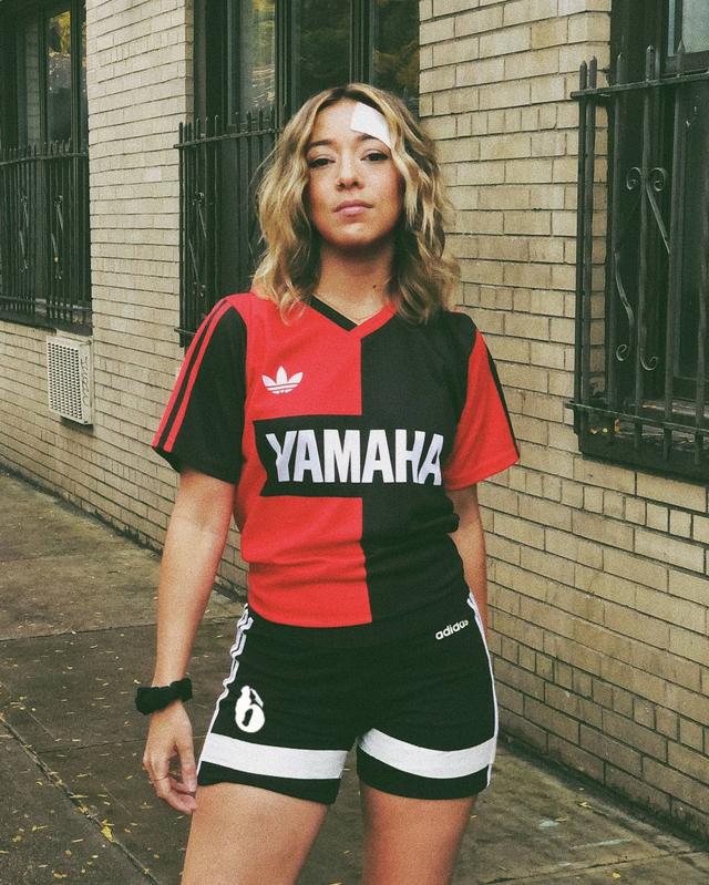 炫酷复古范!热刺女球迷cos波叔纽维尔老男孩时期造型