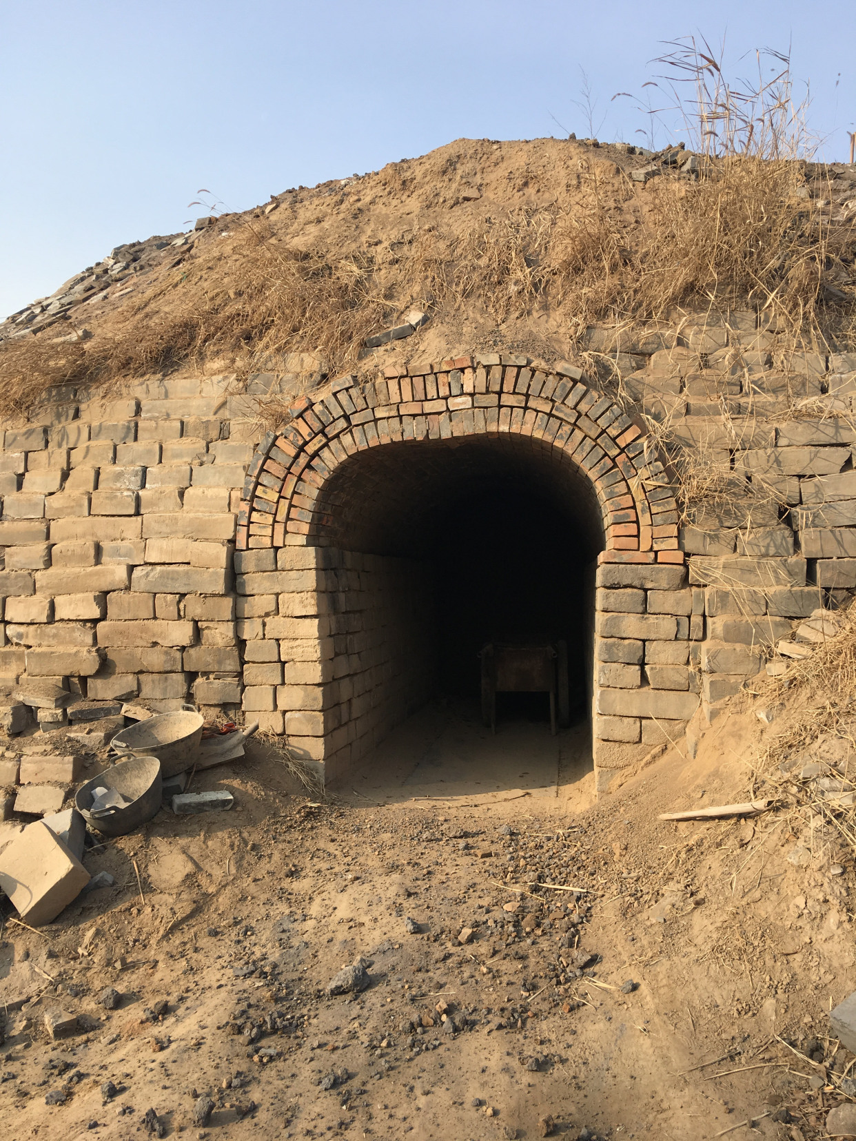 河北一清朝道光年间古砖窑,至今仍烧制秦砖汉瓦专供修缮故宫使用