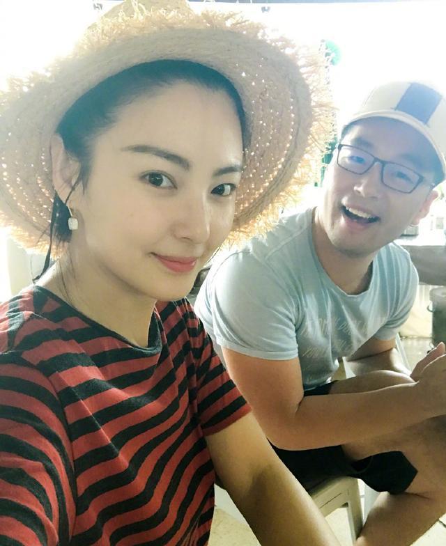 袁巴元指前妻张雨绮出轨,二人互撕,张雨绮4字回应:纯属放屁!