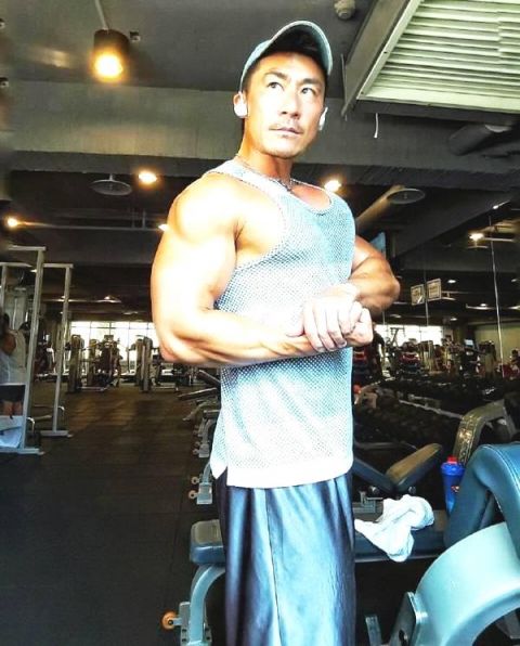 这是一位有型的男演员 腹肌明显令人羡慕 没想到钢铁直男也有文艺范