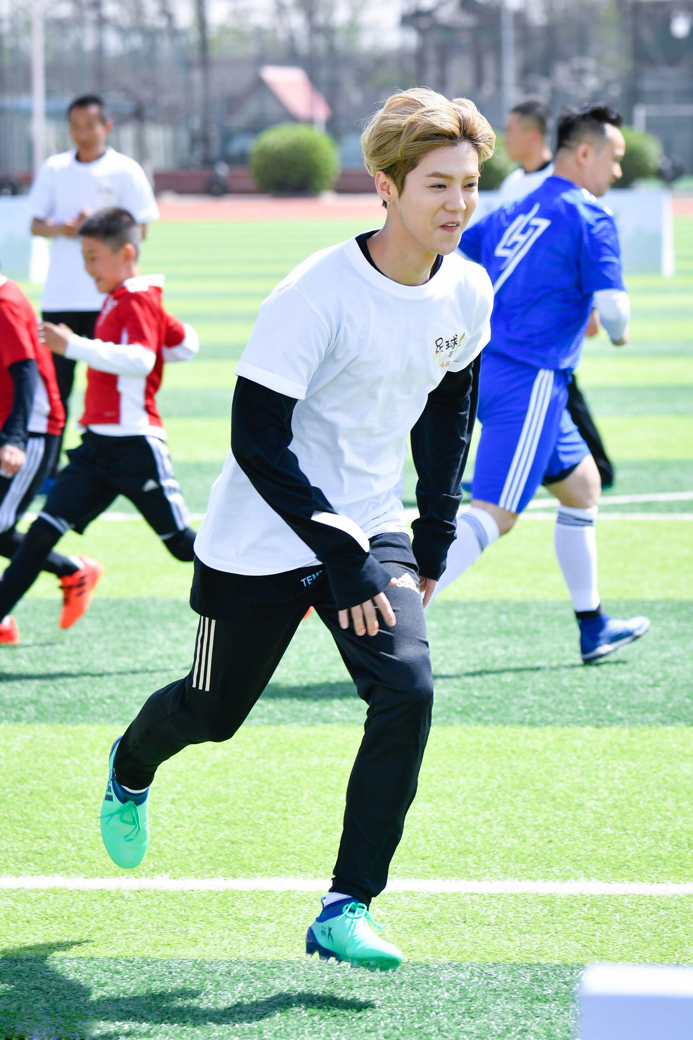 鹿晗出任曼联红魔使者,站上足球场这个偶像一点也不"娘"