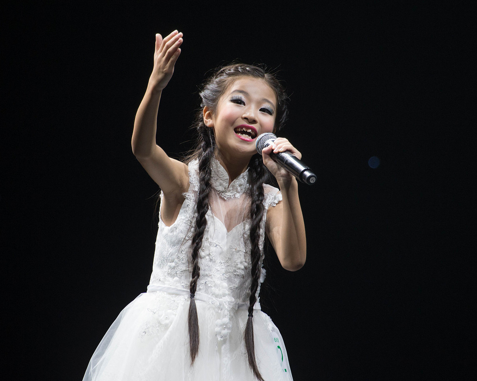 女童清唱抖音神曲=抖音很火小女孩唱的