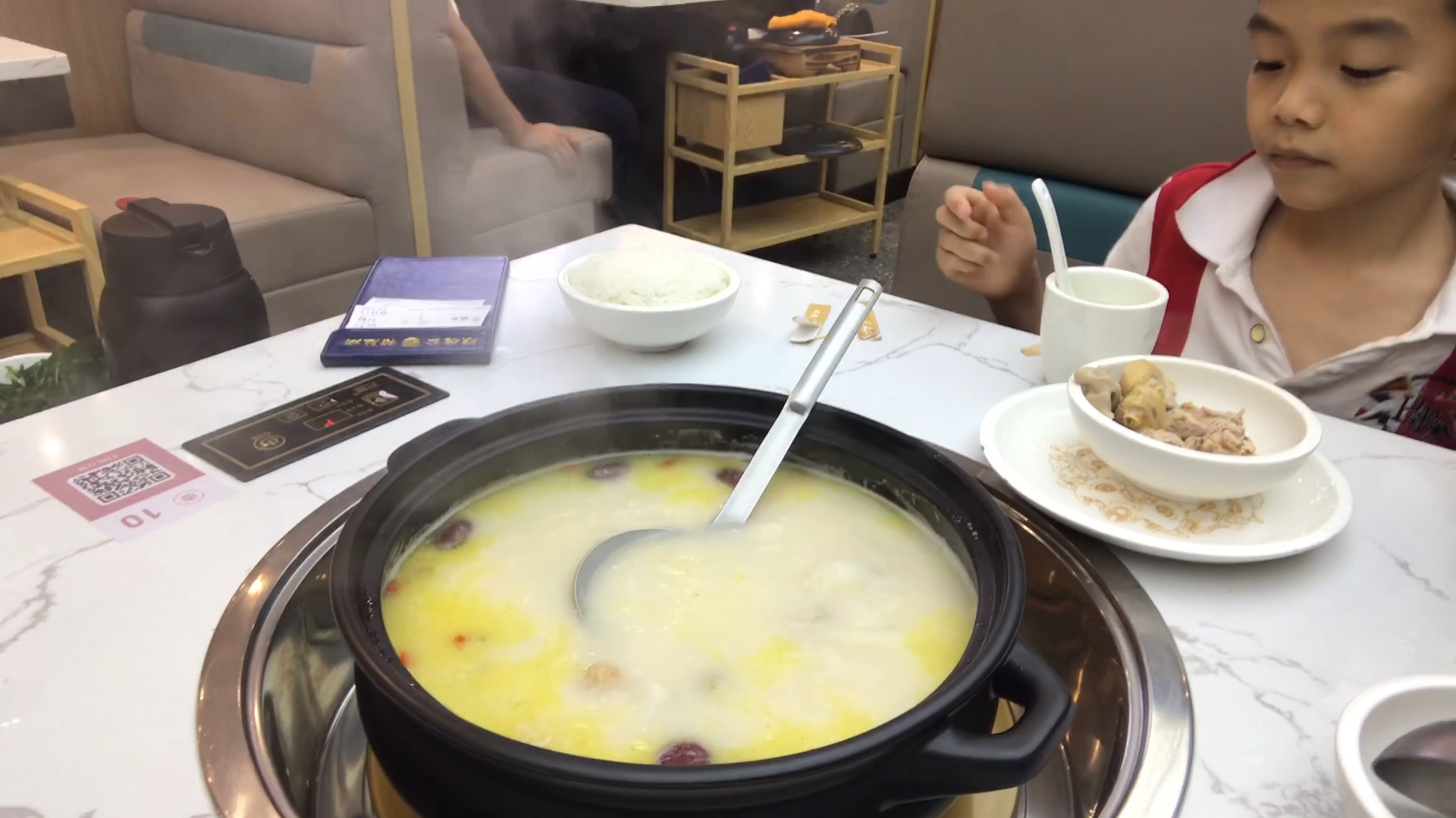 广州白云汇觅食,猪肚鸡煲汤。每隔一个位置安排一桌客人吃
