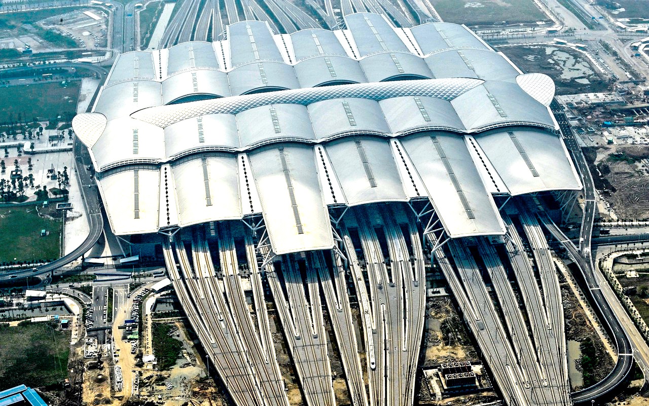 航拍广州南站,华南最大最繁忙的高铁站