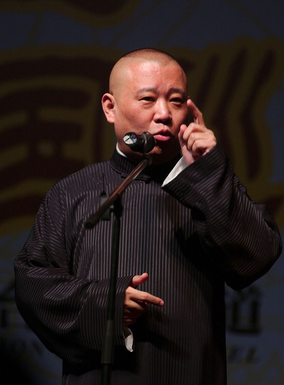 目前德云社摩天轮票价:  张云雷1580无票,1380卖1972  郭德纲1866卖