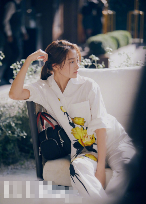 关晓彤睡衣风街拍照流出,慵懒舒适小清新,和鹿晗越来越像