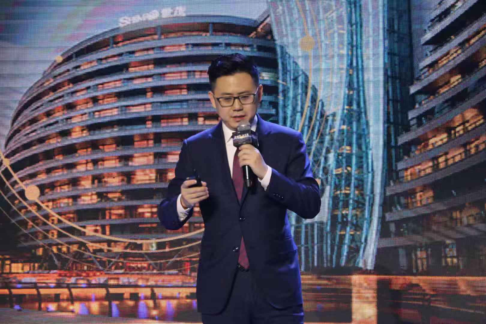 吕翼:世茂"上天入地" 打造全亚太最亮眼的建筑新星