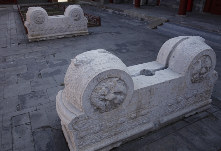 位于柳荫街的涛贝勒府内一对精美的滚墩石