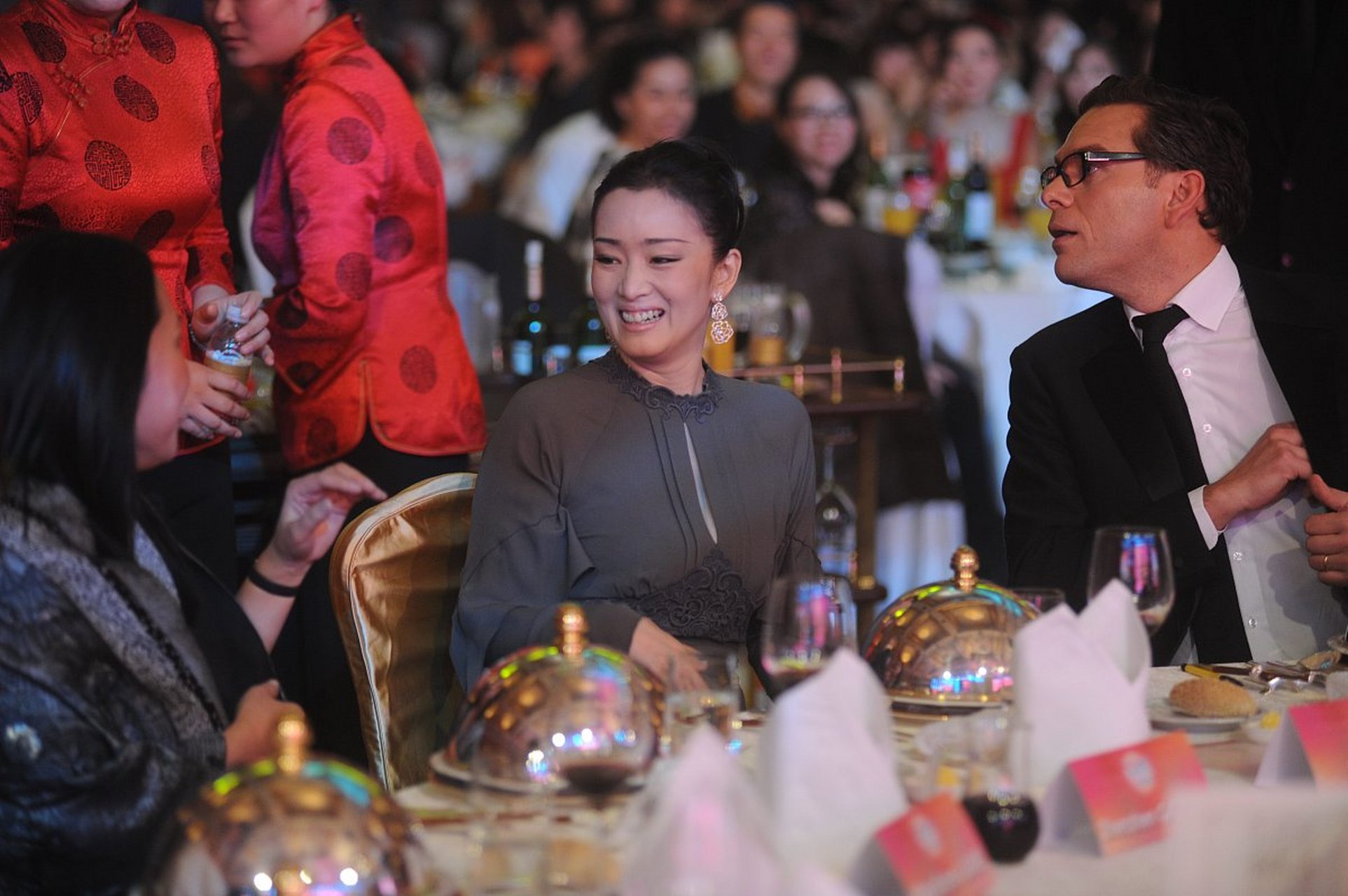 巩俐台下打灯# #莫文蔚# #莫文蔚是金曲女王# 在昨晚的巩俐生日宴上