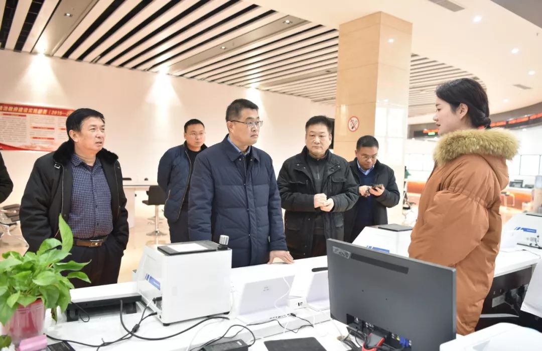 平舆县委常委,常务副县长董红卫就春运工作进行现场办公!