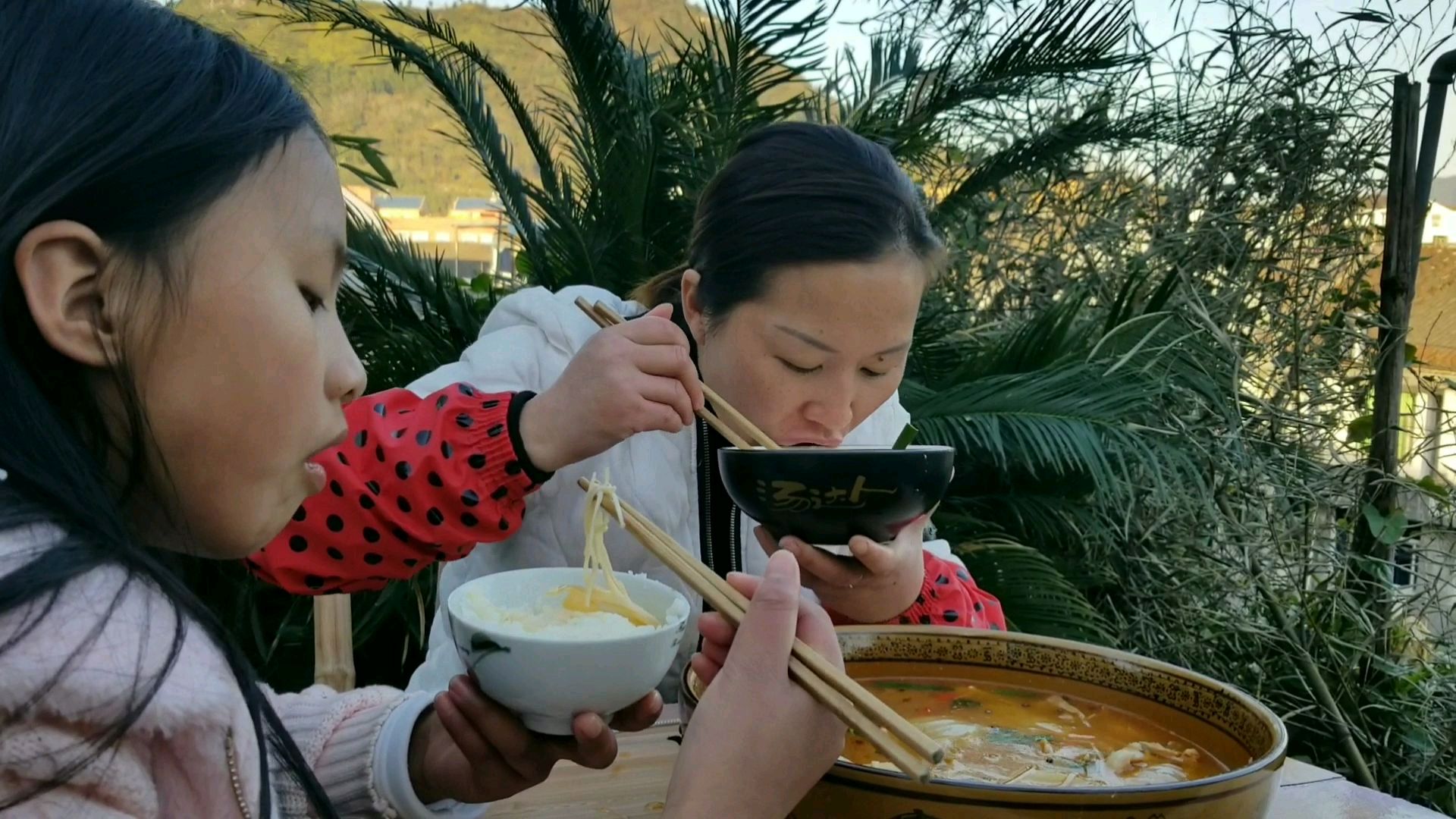 疫情期间阿香很少上街,烧了一锅酸菜墨鱼,儿子女儿特喜欢