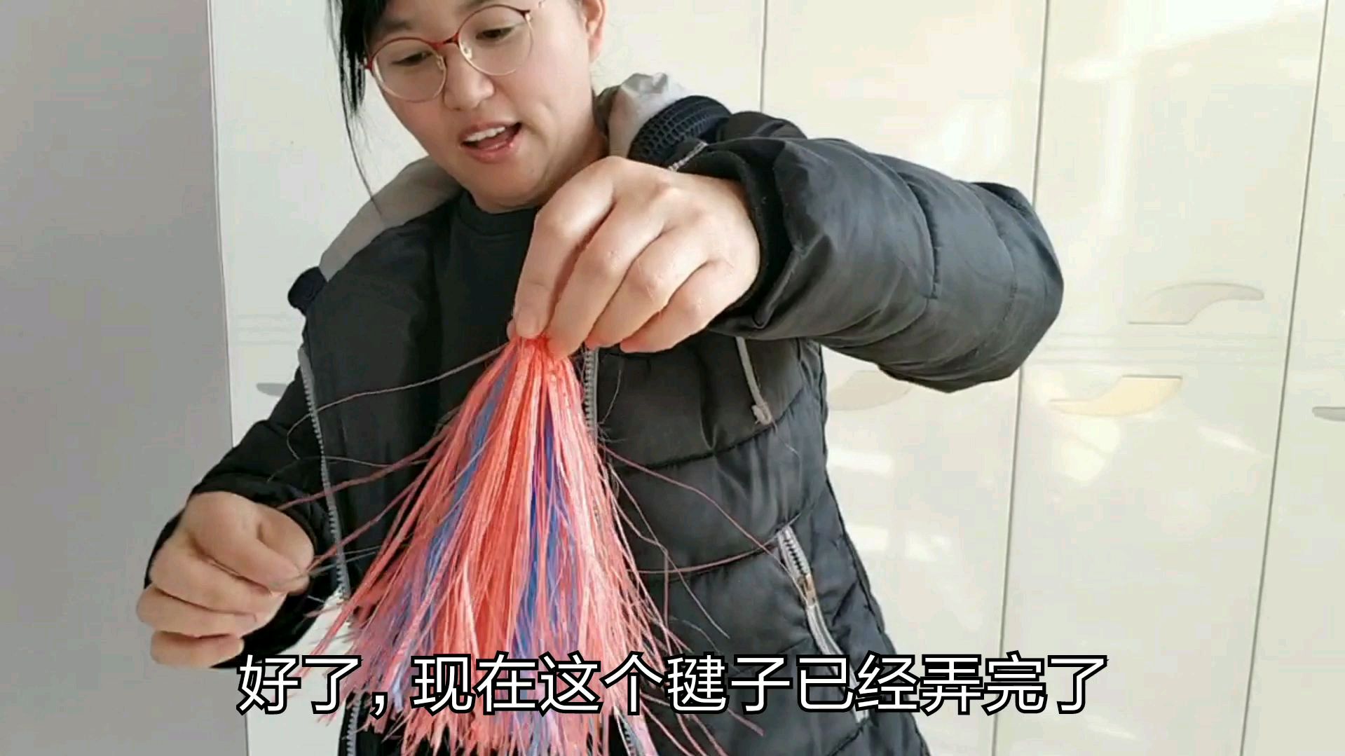 妹子教大家5分钟做好毽子,在家里也可以运动减肥,80后的回忆