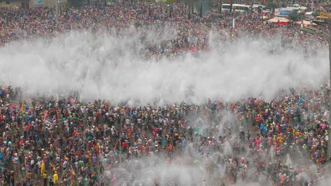 [图]互祝吉祥幸福 云南西双版纳欢度泼水节