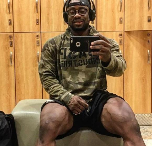 黑人小伙忍受贫穷健身,练出一身肌肉的他,迎娶白富美妻子