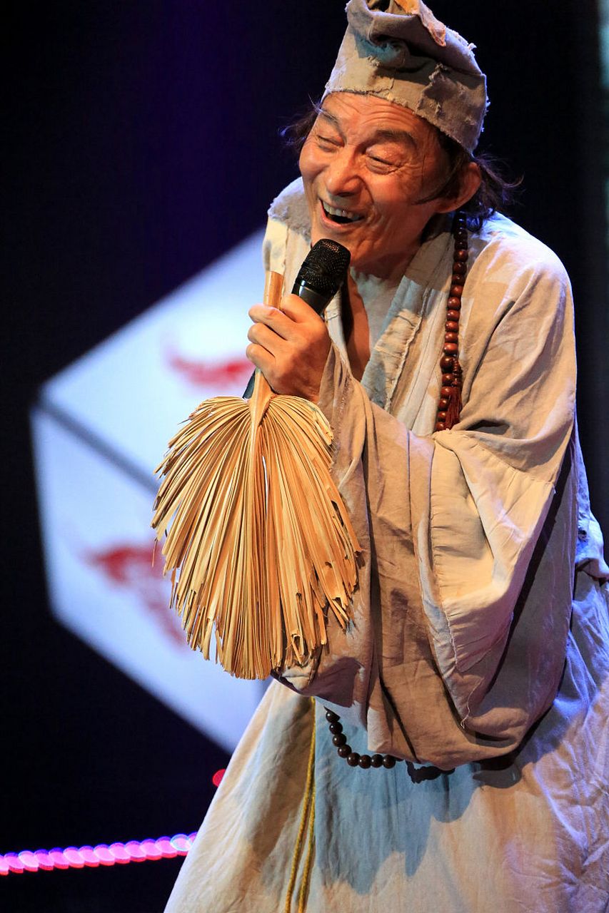 在《繁花》中,游本昌饰演的"爷叔"是一个充满智慧的角色.