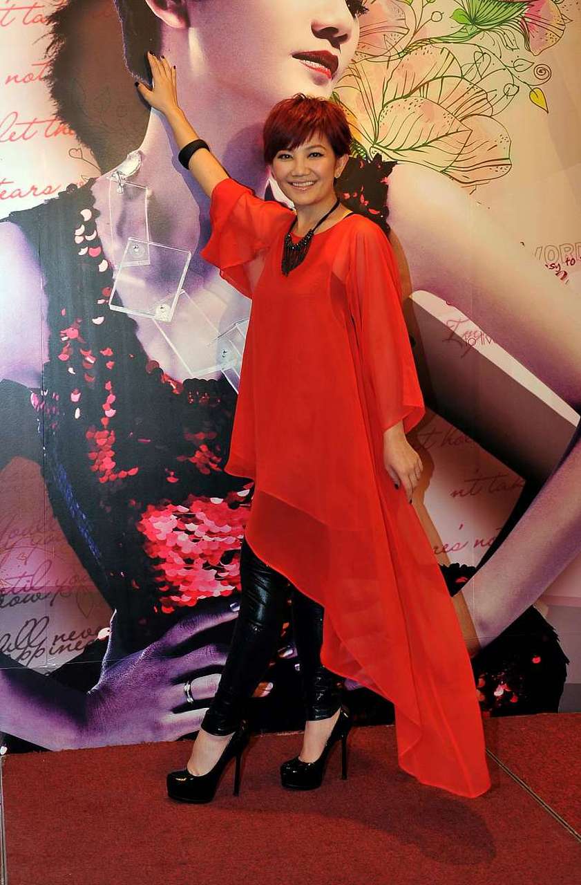 标题:梁静茹身材走样引网友吐槽,事业大好年龄或被一胖毁所有  故事