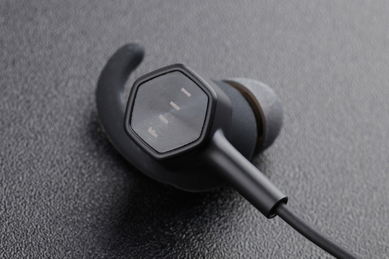 在耳机侧面是fiil的品牌logo,耳机通体采用了黑色的配色设计,沉稳而