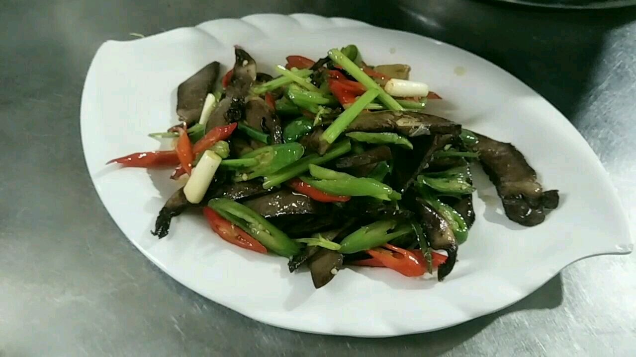 饭店大厨教你做一道下饭菜,辣炒猪心,香辣爽口,能多吃几碗米饭