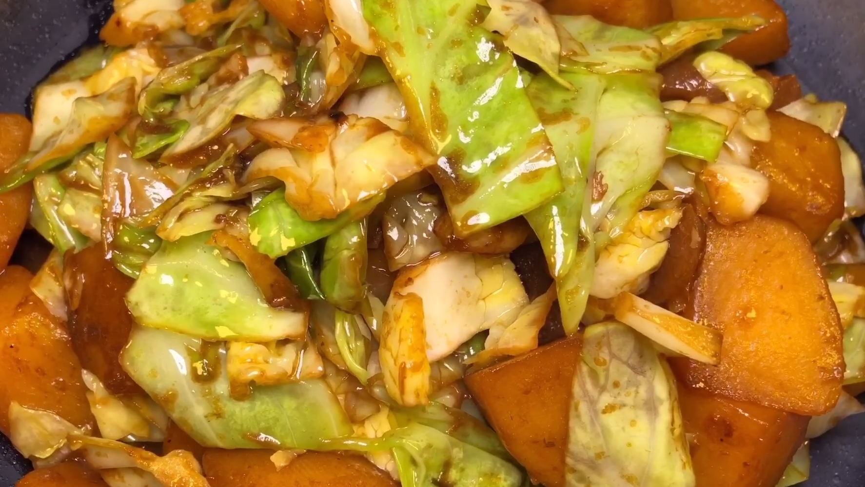 五花肉圆白菜土豆三体合一