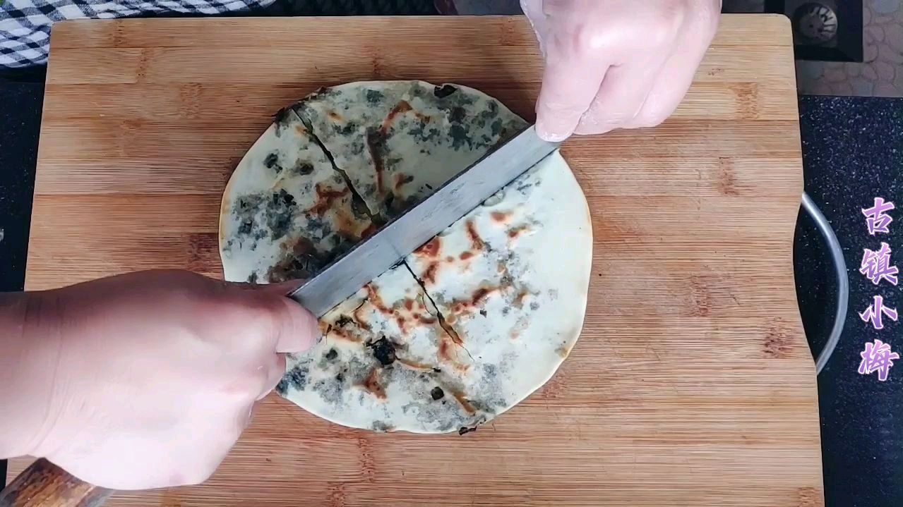 外面卖5元一个的梅干菜饼,在家用一个平底锅就可以做出来