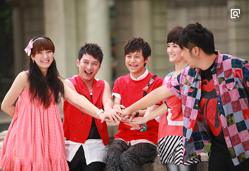 快乐家族成员台下照片,吴昕素颜瘫坐在沙发,何炅的姿势令人笑喷