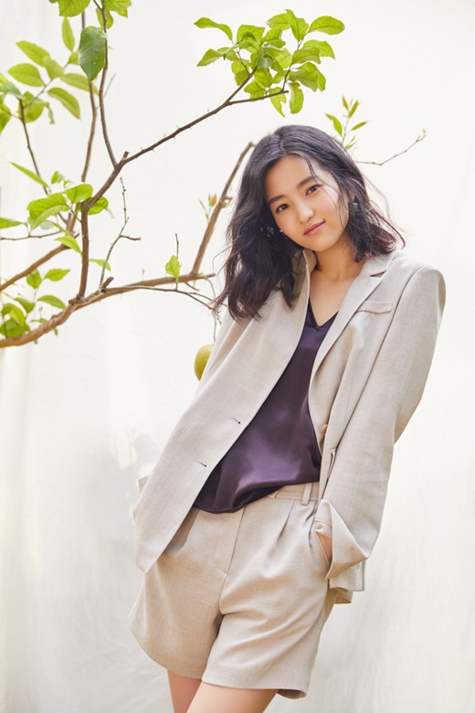 金泰梨最新宣传画报公开 完美消化清新夏装