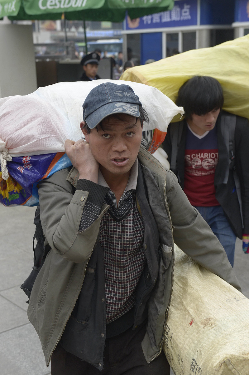 1994年因父亲离世,刚满18岁的王国伟只身前往广州打工