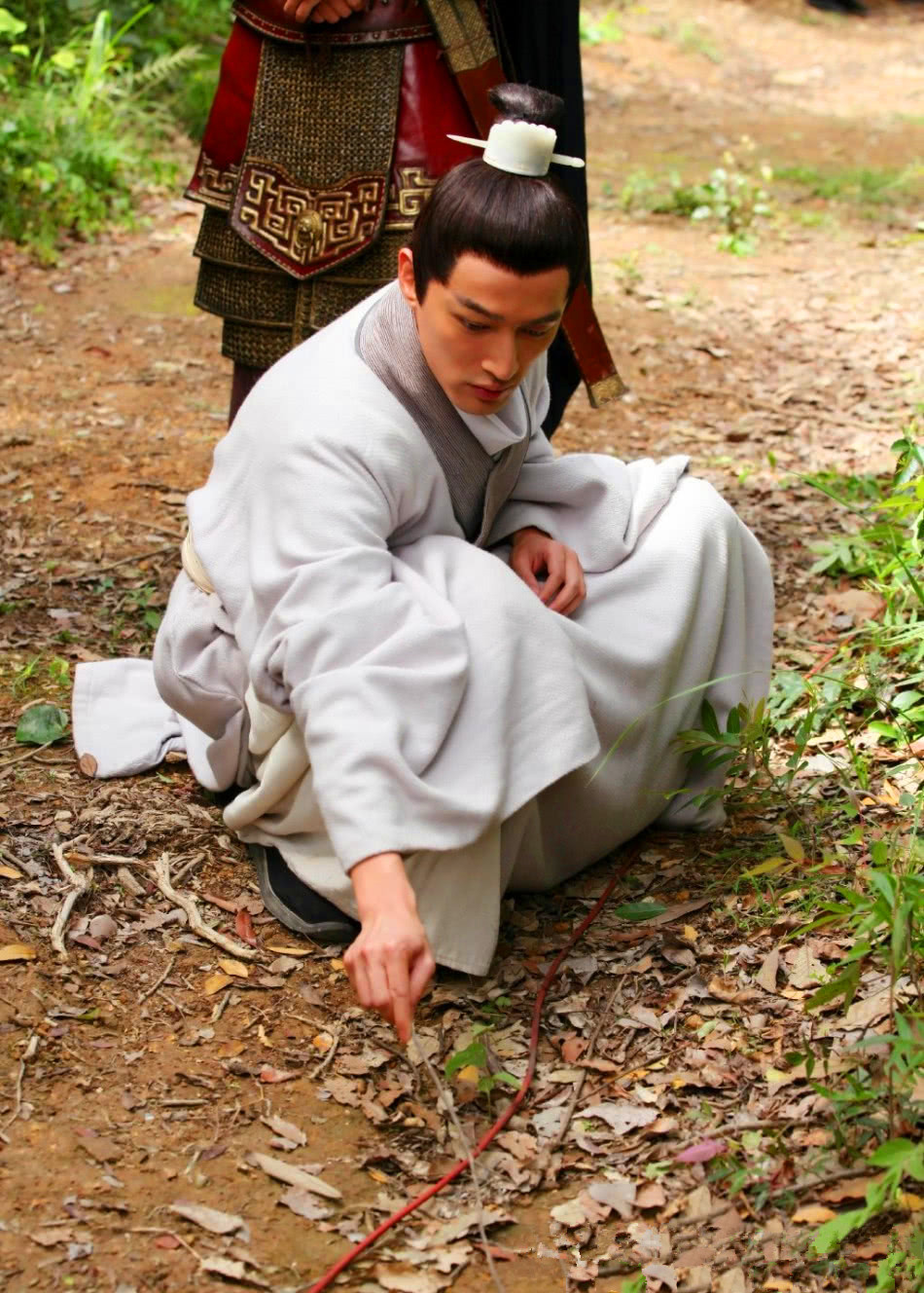 明星片场都在干嘛呢?杨幂抠脚林更新打游戏,而赵丽颖最敬业