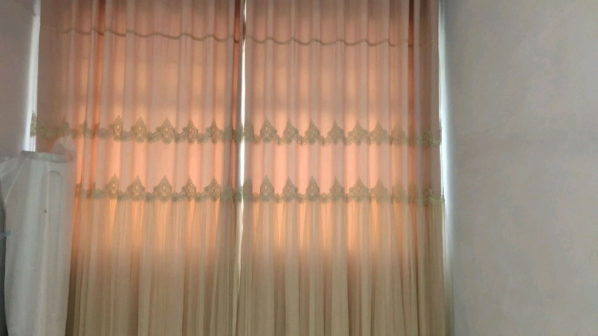 农村自建房,装修不杂的,窗帘安装好,业主都忍不住拍视频发朋友