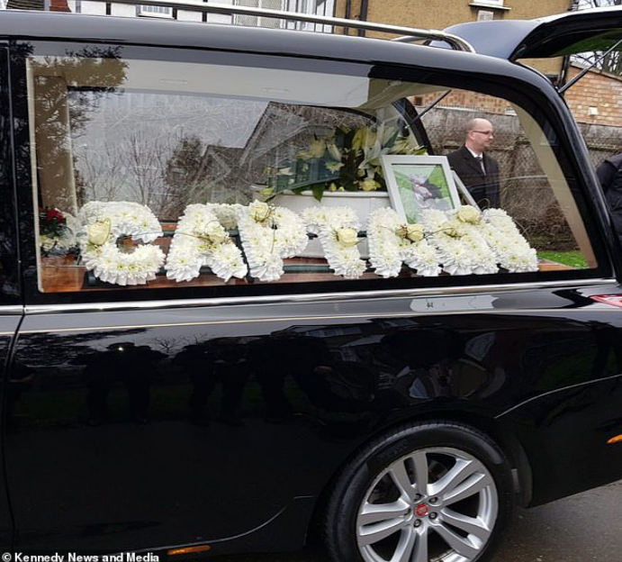 船长的棺材被搬上豪华灵车