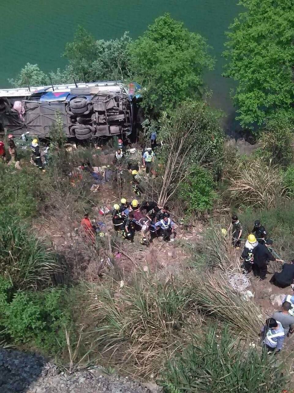 8215关于张家界景区男子坠崖事件,官方回应如下: 据了解,该男子