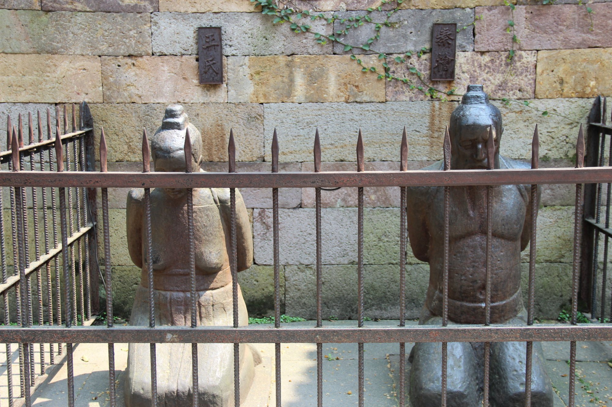 盗墓贼挖掘"秦桧墓",出土金银文物万斤,当地:盗此墓可免罪