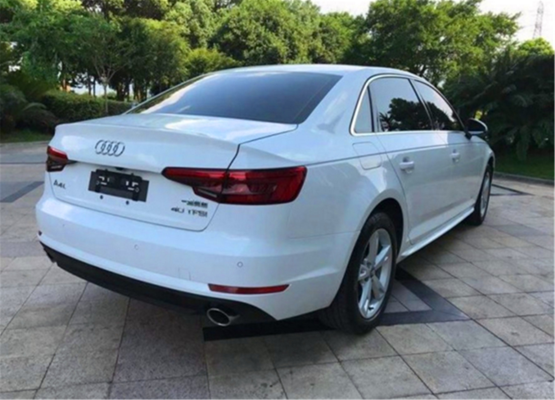 男子花27万给妻子买辆奥迪a4l,当妻子见车后称:这日子没法过了