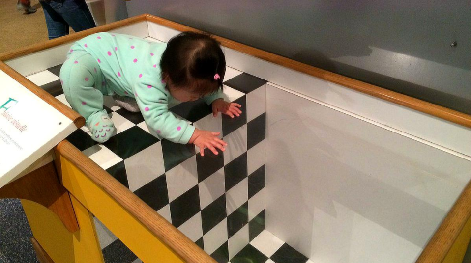 美国专家拿婴儿"做实验",让他在"视觉悬崖"上爬行,靠谱吗?