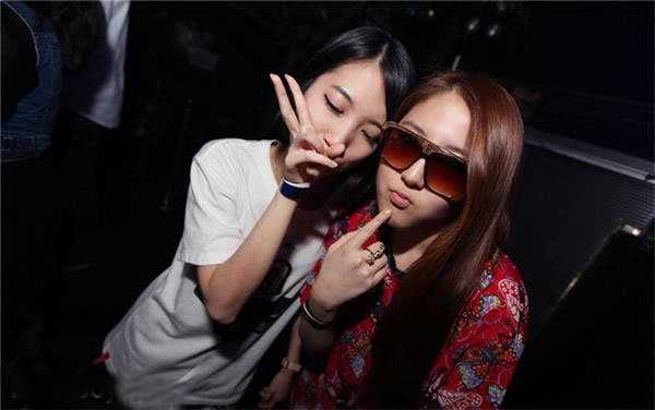 韩国夜店女孩的奢靡生活,穿着暴露举止开放