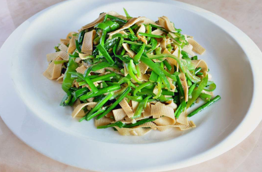 "韭菜炒豆皮"这道菜你会不会做?特别的简单,而且非常的好吃!