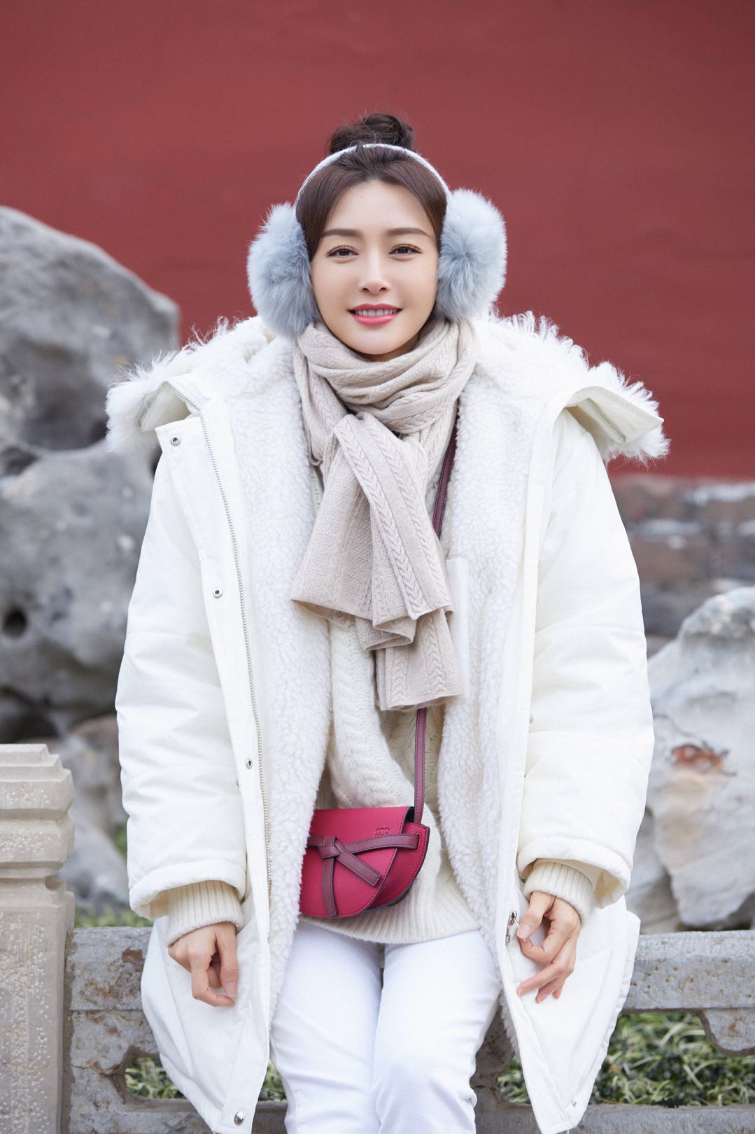 秦岚穿白色羽绒服优雅又惊艳,戴耳罩更保暖!认真过冬没错了