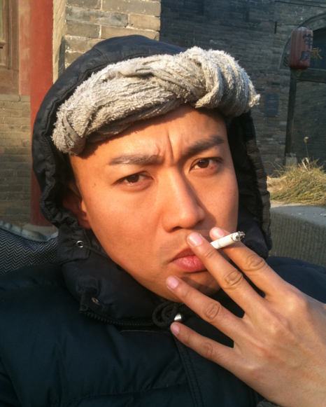 吴京抽烟图片