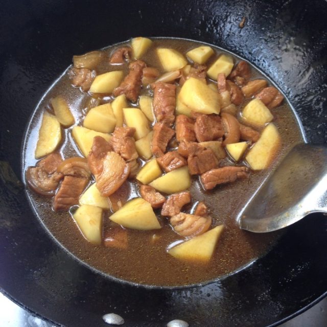 土豆炖肉,土豆软糯,肉质软烂,吃着超级解馋