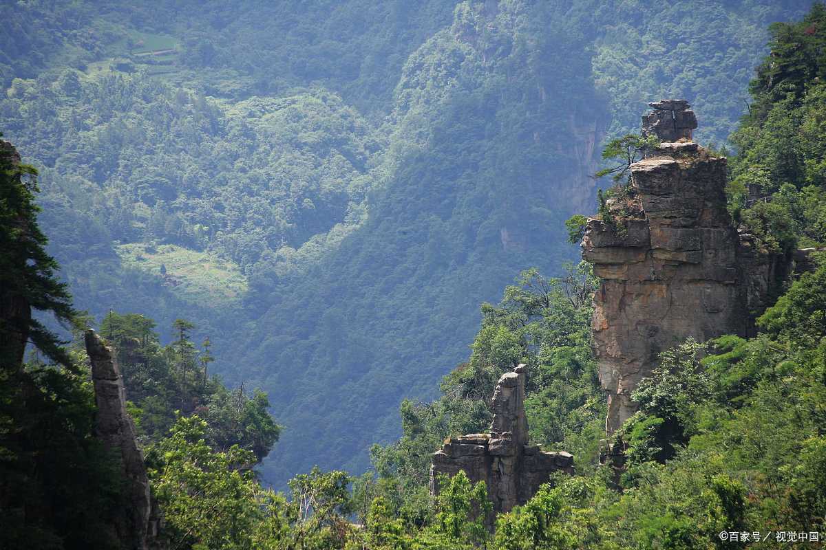 湖南张家界国家森林公园确实是一个无与伦比的旅行胜地,这里的美景让